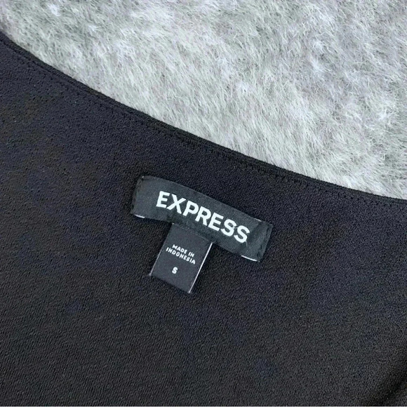 Relaxed V-Neck Ruched Tee - Picture 3 of 10